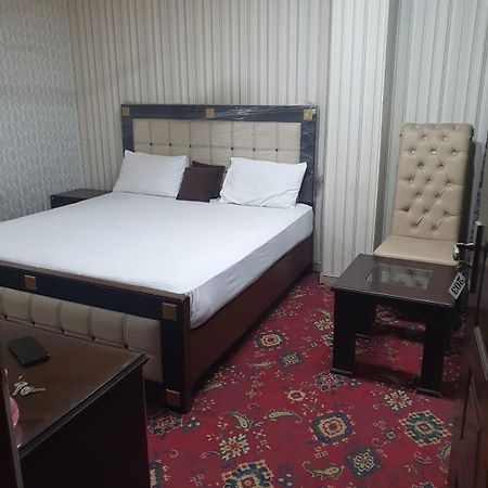 Town Guest House Toba Tek Singh Buitenkant foto