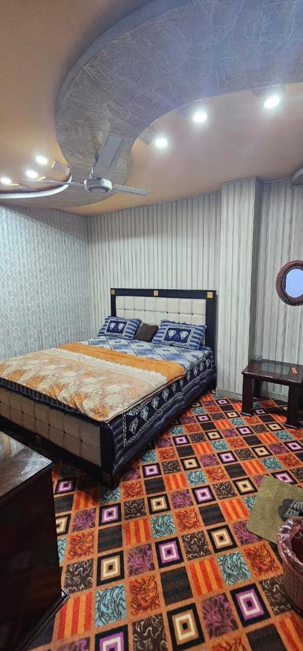 Town Guest House Toba Tek Singh Buitenkant foto