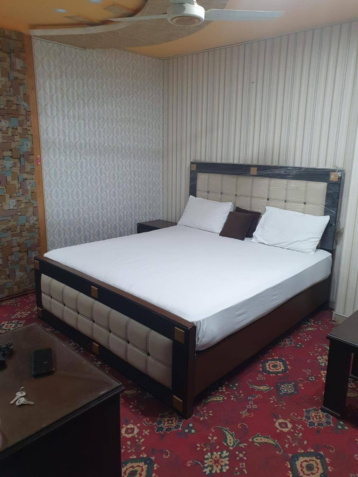 Town Guest House Toba Tek Singh Buitenkant foto