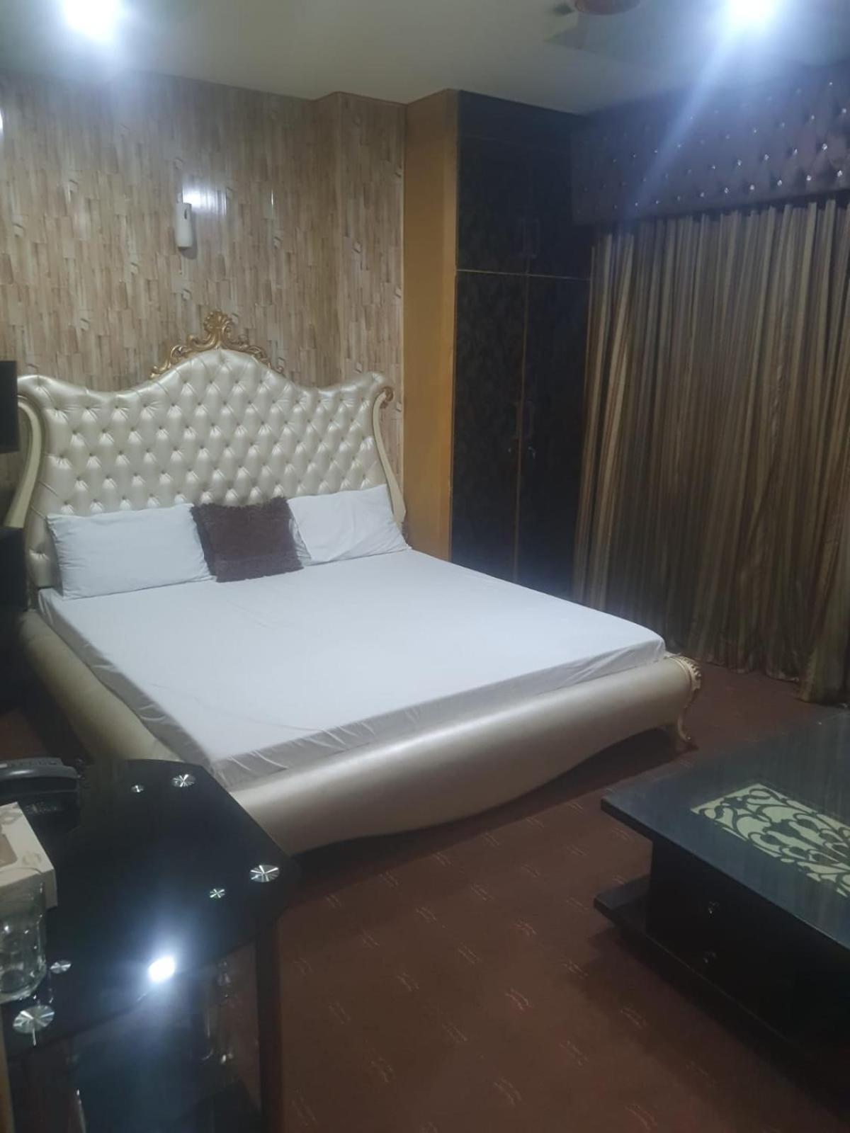 Town Guest House Toba Tek Singh Buitenkant foto