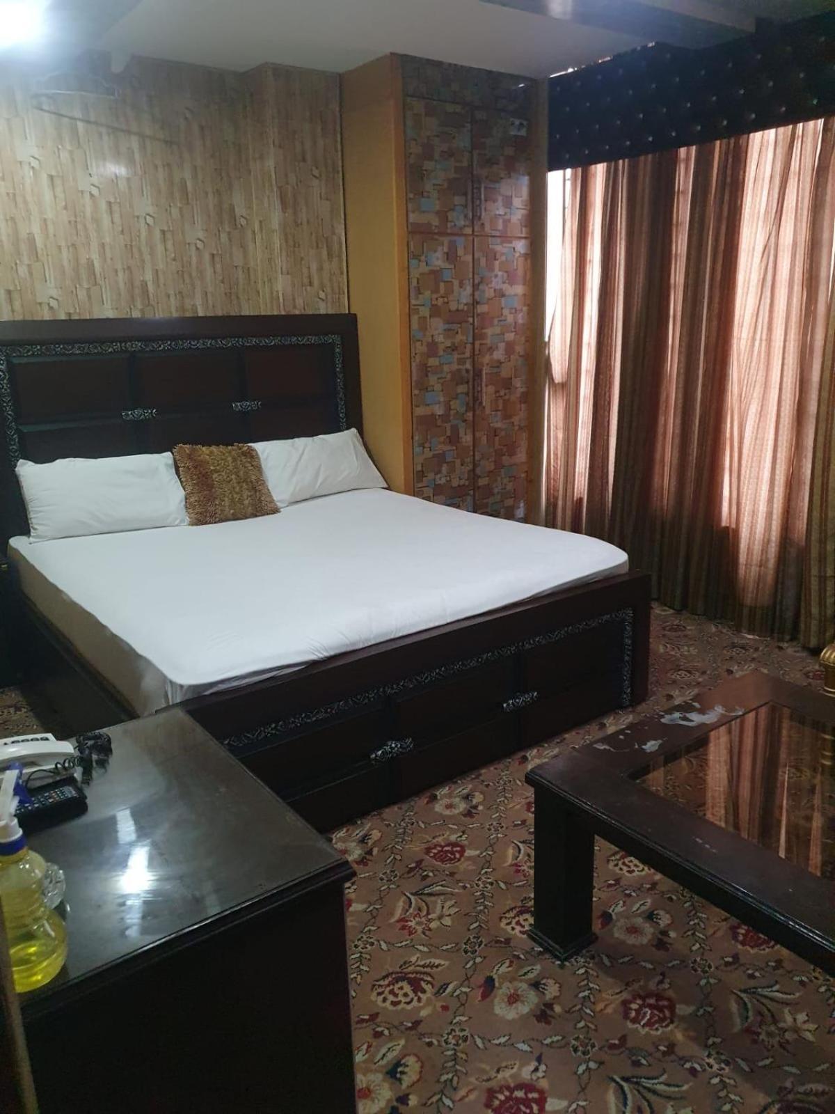 Town Guest House Toba Tek Singh Buitenkant foto