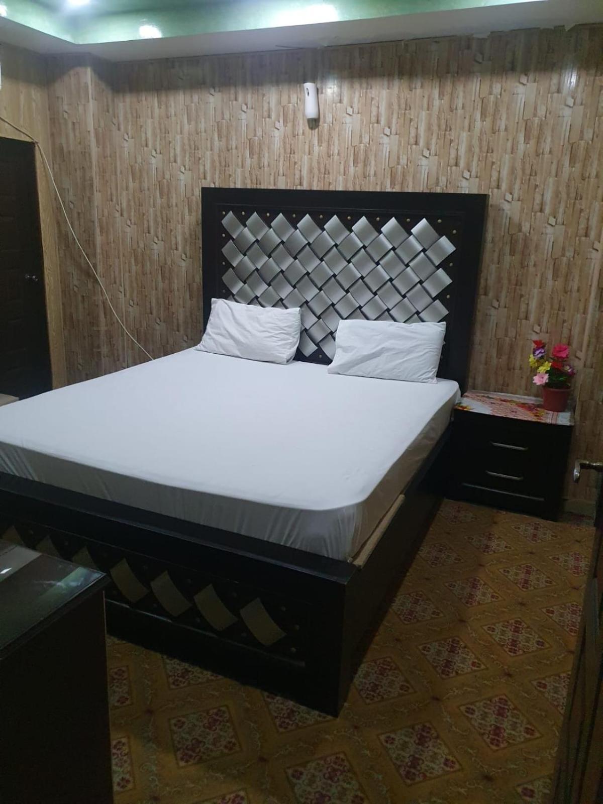 Town Guest House Toba Tek Singh Buitenkant foto