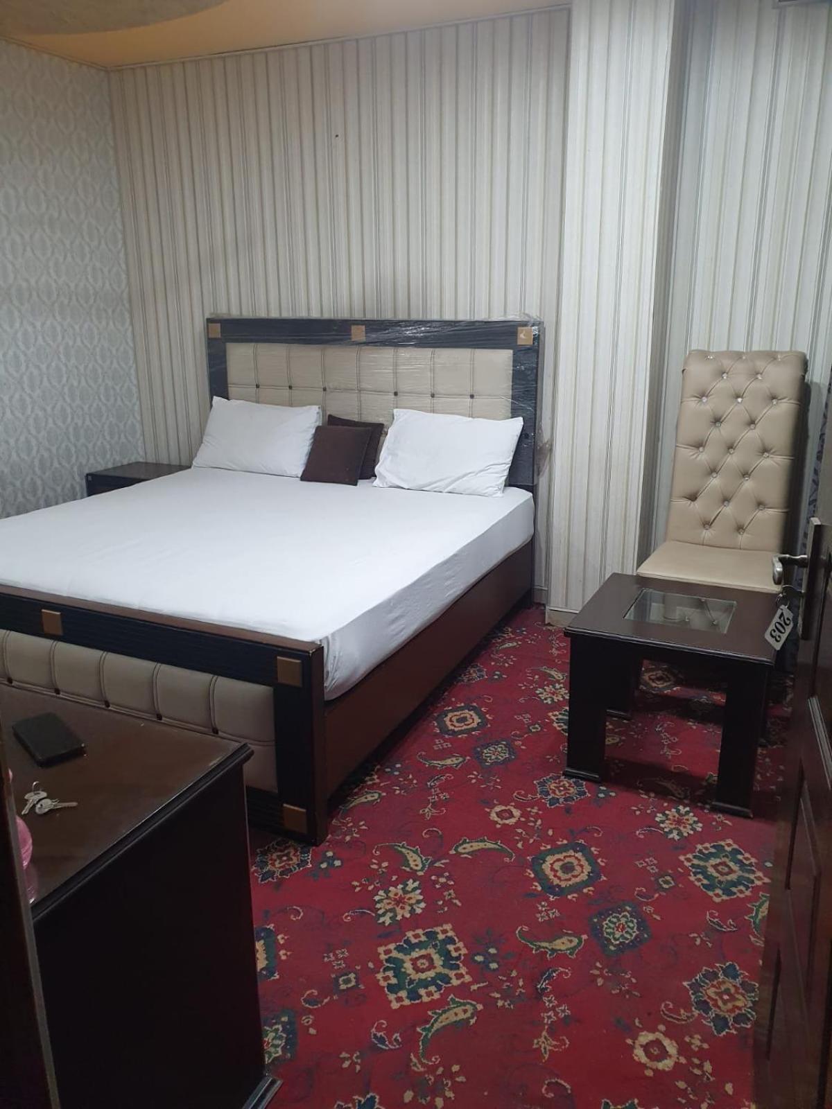 Town Guest House Toba Tek Singh Buitenkant foto